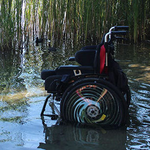 leerer Rollstuhl im Wasser